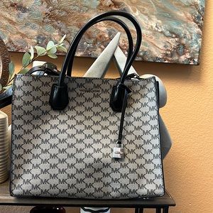 Michael Kors Color: Gray and black Height: 10inches Widht: 12 inches